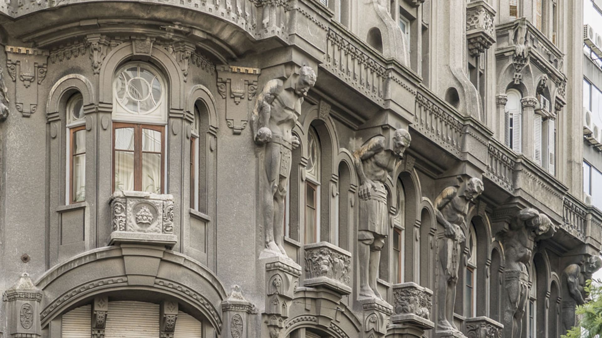 Uno de los ocho atlantes que "sostienen" el edificio.