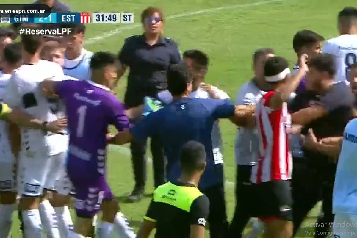 El punto negativo del clásico de La Plata en la categoría reserva: empujones, insultos y expulsados entre los jugadores de Gimnasia y Estudiantes, en Estancia Chica.