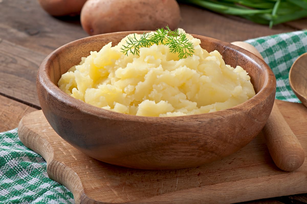 El puré de papa es un plato que ayuda a salir del apuro tanto en la cena como en el almuerzo, pero con pequeños tips puede quedar mucho más delicioso