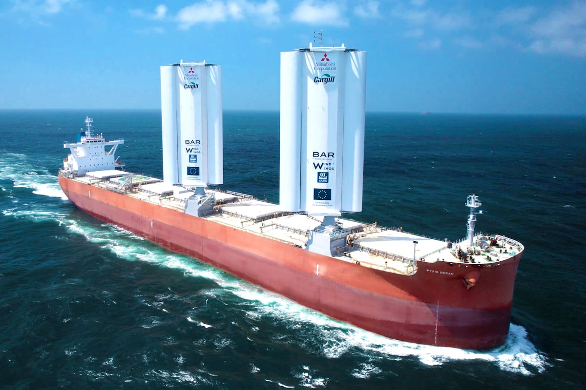 El Pyxis Ocean es el primer barco carguero en probar las nuevas velas verticales plegables, que le permiten reducir el consumo de combustible en un 30 por ciento