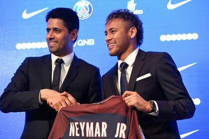 El qatarí Nasser al Khelaifi, presidente de PSG, en la presentación de Neymar, cuando el mercado voló por el aire en 2017: pagaron 222 millones de euros por el brasileño