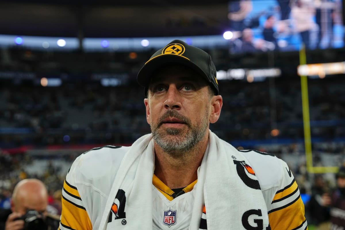 El quarterback Aaron Rodgers (8) de los Steelers de Pittsburgh tras la victoria ante los Saints de N
