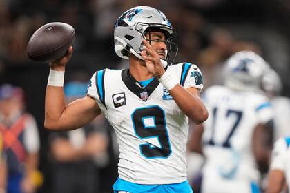 El quarterback Bryce Young (9) de los Panthers de Carolina intenta lanzar un pase ante los Saints de Nueva Orleans, el domingo 8 de septiembre de 2024, en Nueva Orleans. (AP Foto/Gerald Herbert)