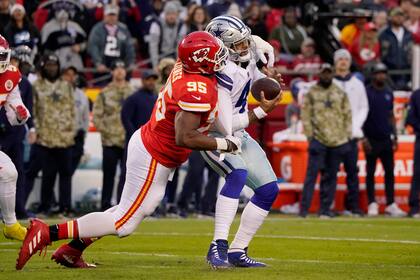 El quarterback Dak Prescott (4), de los Cowboys de Dallas, es capturado por el defensive tackle Chris Jones, de los Chiefs de Kansas City, en partido de NFL, el domingo 21 de noviembre de 2021, en Kansas City, Missouri. (AP Foto/Ed Zurga)