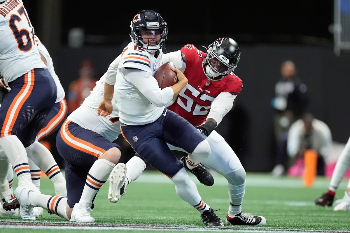El quarterback de los Bears de Chicago Caleb Williams se le escapa al defensive end de los Falcons d