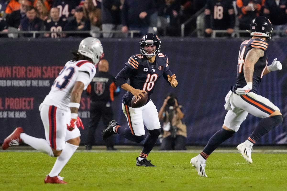 El quarterback de los Bears de Chicago, Caleb Williams (18), se escapa a toda velocidad durante la s