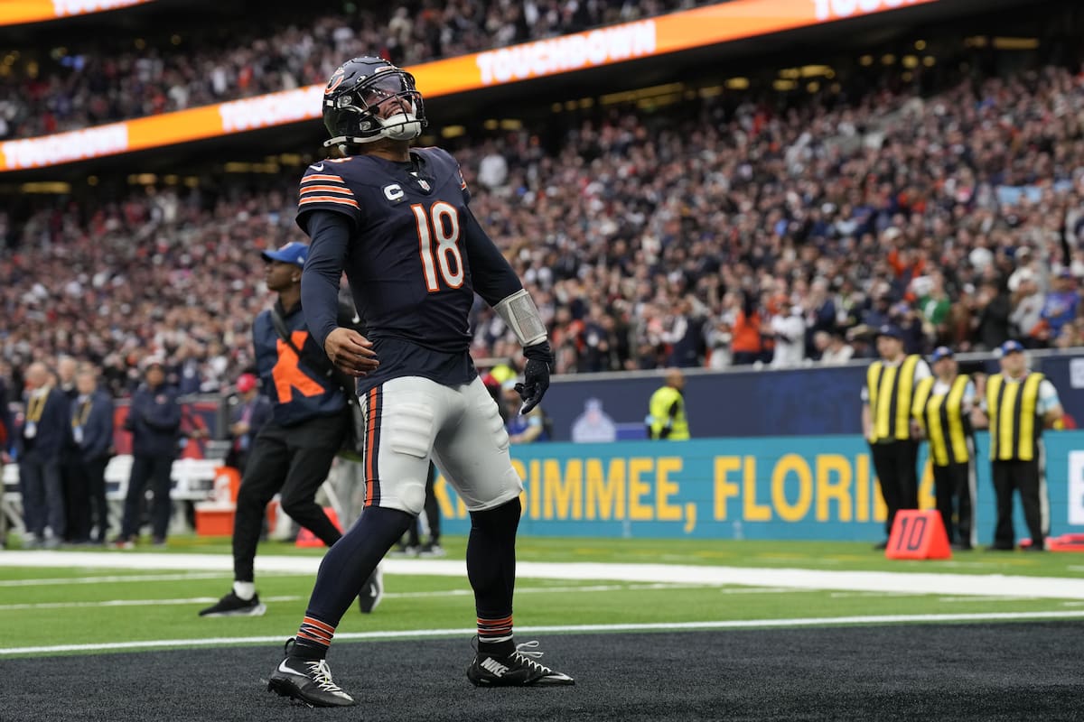 El quarterback de los Bears de Chicago, Caleb Williams, logró que un restaurante ofrezca hot dogs gratis