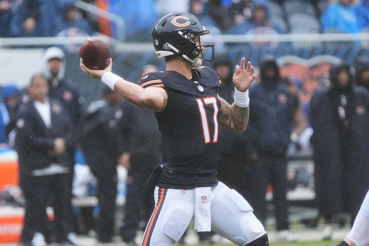 El quarterback de los Bears de Chicago Tyson Bagent busca lanzar el balón en el encuentro de la NFL