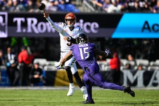 Burrow lanza 4 pases de TD y Bengals arrollan 35-13 a Ravens que no cuentan con Jackson