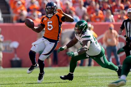 El quarterback de los Broncos, Teddy Bridgewater, elude al defensive tackle de los Jets de Nueva York, Quinnen Williams, en la primera mitad del partido del domingo 26 de septiembre de 2021, en Denver. (AP Foto/David Zalubowski)