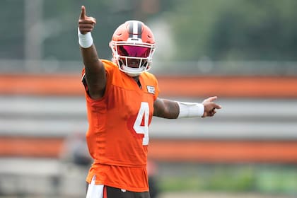 El quarterback de los Browns de Cleveland, Deshaun Watson (4) hace una seña durante una práctica en conjunto de NFL con los Vikings de Minnesota, el jueves 15 de agosto de 2024, en Berea, Ohio. (AP Foto/Sue Ogrocki)