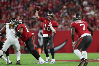 El quarterback de los Buccaneers de Tampa Bay Tom Brady lanza el balón en el encuentro ante los Saints de Nueva Orleans el lunes 5 de diciembre del 2022. (AP Foto/Mark LoMoglio)