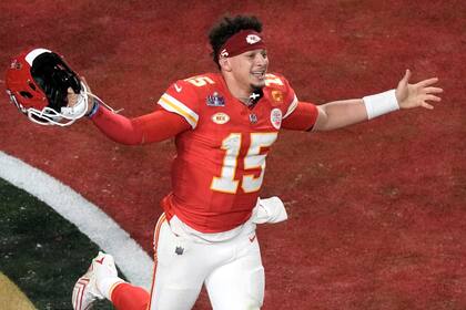 El quarterback de los Chiefs de Kansas City Patrick Mahomes celebra la victoria ante los 49ers de San Francisco