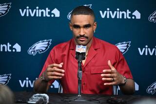 Jalen Hurts de Eagles responde a sus críticos con una serie ganadora ante Titans