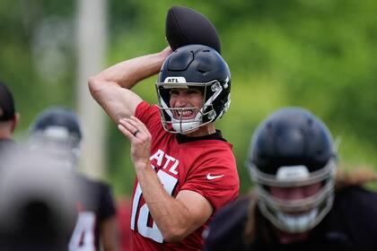 El quarterback de los Falcons de Atlanta Kirk Cousins lanza un pase durante un entrenamiento del equipo el lunes 3 de junio del 2024. (AP Foto/John Bazemore)