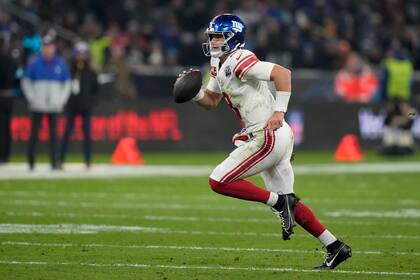 El quarterback de los Giants de Nueva York Daniel Jones en el encuentro ante los Panthers de Carolina en Munich, Alemania el domingo 10 de noviembre del 2024.. (AP Foto/Matthias Schrader)