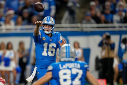 El quarterback de los Lions de Detroit, Jared Goff (16) lanza un pase al tight end Sam LaPorta (87) durante la segunda mitad del juego de la NFL ante los Titans de Tennessee, el domingo 27 de ocubtre de 2024, en Detroit. (AP Foto/Paul Sancya)