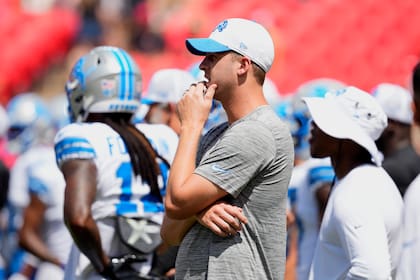 El quarterback de los Lions de Detroit Jared Goff observa el partido de pretemporada ante los Chiefs de Kansas City, el sábado 17 de agosto de 2024, en Kansas City. (AP Foto/Ed Zurga)
