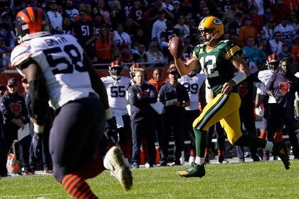 El quarterback de los Packers de Green Bay, Aaron Rodgers, corre para un touchdown en la segunda mitad del juego ante los Bears de Chicago, el domingo 17 de octubre de 2021, en Chicago. (AP Foto/David Banks)
