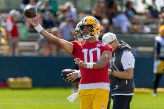 Love, de los Packers, planea jugar el jueves tras lesionarse el pulgar en 2025