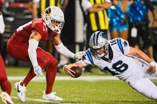Panthers firman al QB Kyle Trask con Haynes King, héroe del Salón de la Fama, fuera por lesión