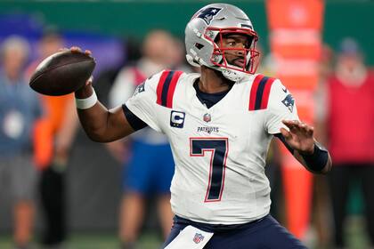El quarterback de los Patriots de Nueva Inglaterra Jacoby Brissett pasa el balón en el segundo periodo del encuentro ante los Jets de Nueva York el jueves 19 de septiembre del 2024. (AP Foto/Seth Wenig)