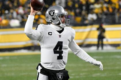 El quarterback de los Raiders de Las Vegas Derek Carr observa antes de lanzar el balón en el encuentro ante los Steelers de Pittsburgh el sábado 24 de diciembre del 2022. (AP Foto/Don Wright)