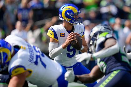El quarterback de los Rams de Los Ángeles Matthew Stafford observa antes de lanzar el balón en el encuentro ante los Seahawks de Seattle el domingo 10 de septiembre del 2023. (AP Foto/Stephen Brashear)