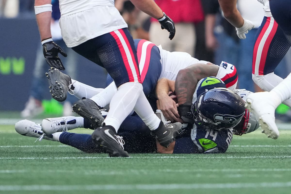 El quarterback de los Seahawks de Seattle, Sam Darnold (14), es capturado por el linebacker de los P