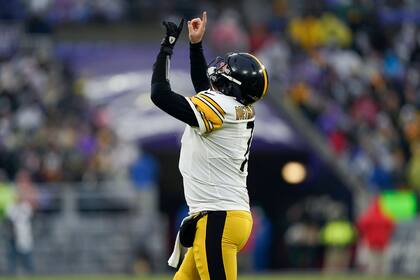 El quarterback de los Steelers de Pittsburgh Ben Roethlisberger celebra un pase de touchdown al wide receiver Chase Claypool en la segunda mitad del partido ante los Ravens de Baltimore, el domingo 9 de enero de 2022, en Baltimore. (AP Foto/Evan Vucci)