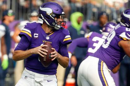 El quarterback de los Vikings de Minnesota  Kirk Cousins se alista para lanzar el balón en el encuentro ante los Seahawks de Seattle el domingo 26 de septiembre del 2021. (AP Foto/Bruce Kluckhohn)