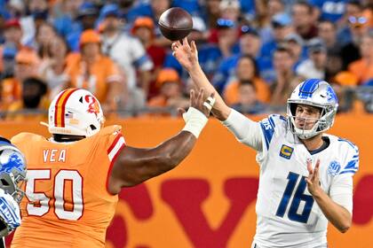El quarterback Jared Goff (16), de los Lions de Detroit, lanza bajo presión en el duelo ante los Buccaneers de Tampa Bay en el partido del domingo 15 de octubre de 2023, en Tampa, Florida. (AP Foto/Jason Behnken)