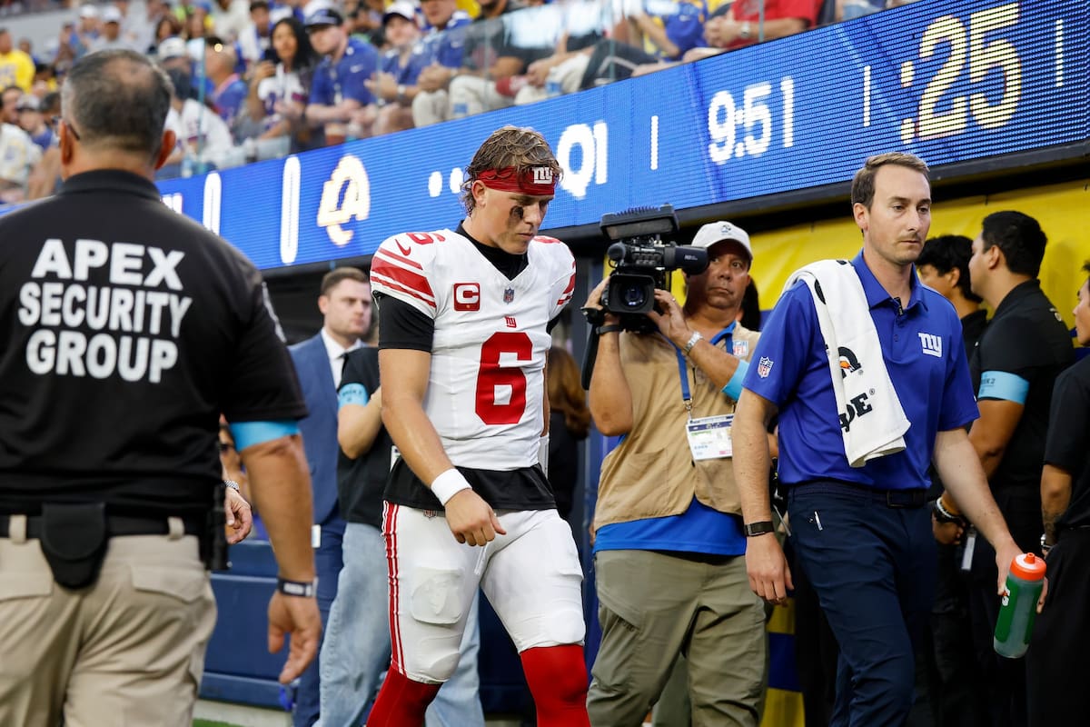 El quarterback Jaxson Dart (6) de los Giants de Nueva York se retira del campo tras sufrir una lesió