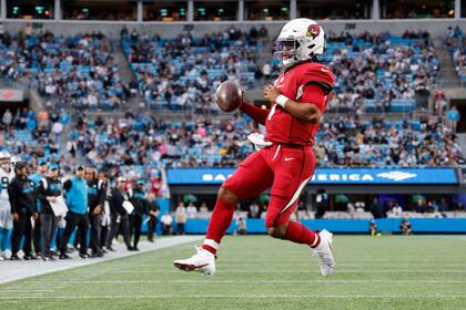 El quarterback Kyler Murray anota un touchdown por los Cardinals de Arizona ante los Panthers de Carolina, en Charlotte, Carolina del Norte, el domingo 2 de octubre de 2022. (AP Foto/Nell Redmond)