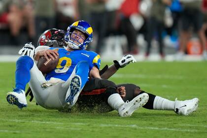 El quarterback Matthew Stafford, de los Rams de Los Ángeles, es capturado por el tackle defensivo Rakeem Núñez-Roches, de los Buccaneers de Tampa Bay, en el partido del domingo 6 de noviembre de 2022 (AP Foto/Chris O'Meara)