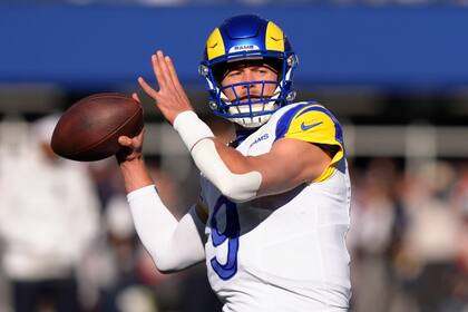 El quarterback Matthew Stafford de los Rams de Los Ángeles previo al partido contra los Patriots de Nueva Inglaterra, el domingo 17 de noviembre de 2024, en Foxborough, Massachusetts. (AP Foto/Steven Senne)