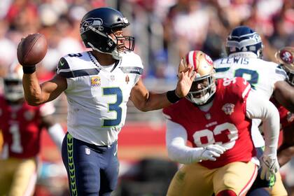 El quarterback Russell Wilson (3), de los Seahawks de Seattle, lanza un pase ante la presión del tacle defensivo D.J. Jones, de los 49ers de San Francisco, en el juego del domingo 3 de octubre de 2021, en Santa Clara, California. (AP Foto/Tony Avelar)