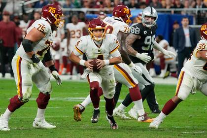 El quarterback Taylor Heinicke (4), de Washington Football Team, corre con el balón ante los Raiders de Las Vegas en partido de la NFL el domingo 5 de diciembre de 2021, en Las Vegas. (AP Foto/Rick Scuteri)