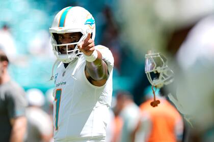 El quarterback Tua Tagovailoa (1) de los Dolphins de Miami gesticula previo a un partido contra los Jaguars de Jacksonville, el domingo 8 de septiembre de 2024, en Miami Gardens. (AP Foto/Rebecca Blackwell)