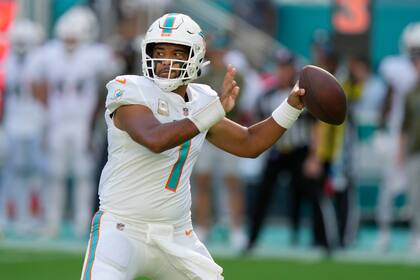 El quarterback Tua Tagovailoa (1) lanza por los Dolphins de Miami en duelo con los Browns de Cleveland, el domingo 13 de noviembre de 2022, en Miami Gardens, Florida. (AP Foto/Lynne Sladky)