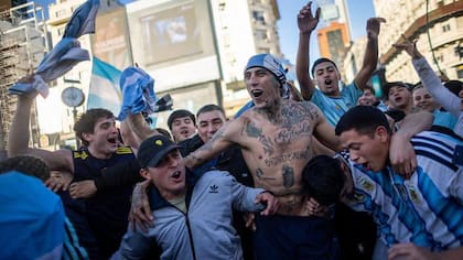 "El que no salta es un inglés, el que no salta es un inglés"... uno de los cantos tradicionales de la hinchada argentina