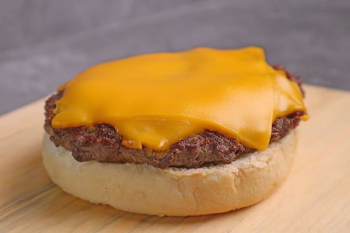 El queso amarillo o cheddar es uno de los más dañinos para la salud (Imagen: Unsplash)