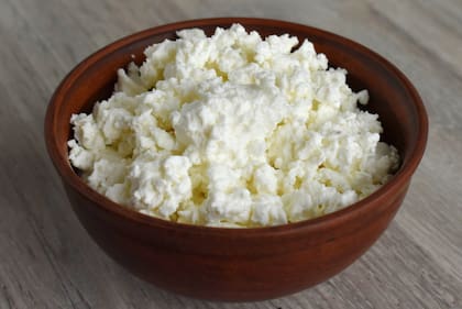 El queso bajo en grasa como el cottage ayuda a sumar calcio y proteínas de una manera más saludable