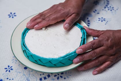 El queso moldeado a mano, con leche fresca.