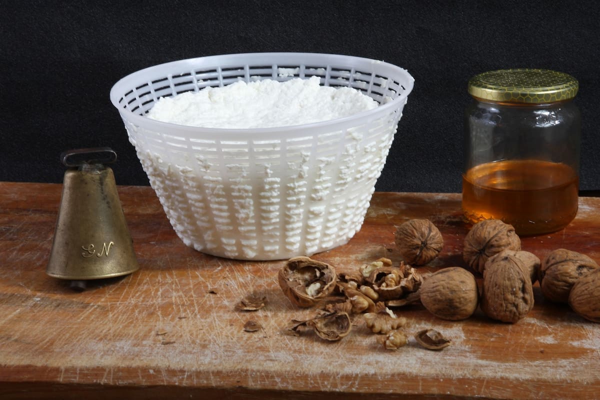 El queso ricota es un ingrediente ideal por su sabor suave y su aporte nutricional significativo para incorporar a los desayunos con avena