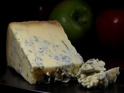 El queso roquefort está hecho a base de leche de oveja cruda y luego se inocula el hongo que le da el color típico