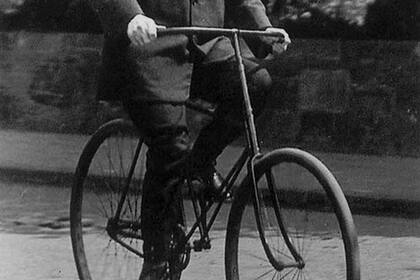 El químico escocés John Mcintosh fue el primero en experimentar con la savia de diversos árboles en el Amazonas para crear goma o caucho