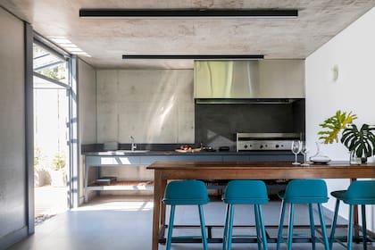El quincho está a continuación de la cocina y comunicado con el patio.