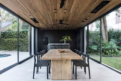 El quincho tiene generosos 60 m². Cielo raso de laurel con apliques de iluminación tubulares (Huup). Carpinterías (Aberlum).Pompi Gutnisky