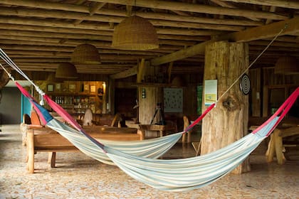 El quincho, un espacio común con mesas y hamacas en San Sebastián.